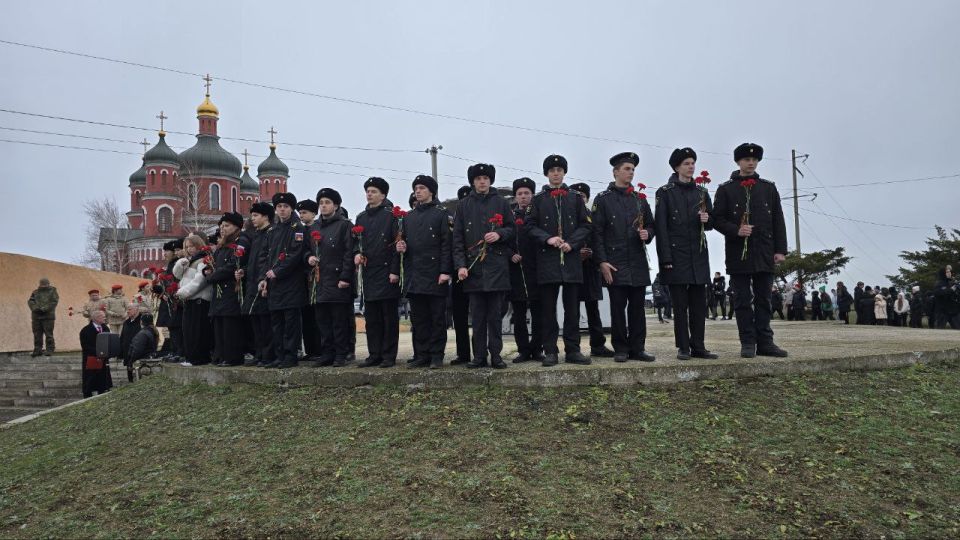 Рамиль Замалетдинов: В День Героя Отечества вместе с коллегами-депутатами областного парламента и представителями Правительства Херсонской области приняли участие в торжественном митинге в селе Геническая Горка у мемориала... Рамиль Замалетдинов: В День Героя Отечества вместе с коллегами-депутатами областного парламента и представителями Правительства Херсонской области приняли участие в торжественном митинге в селе Геническая Горка у мемориала...