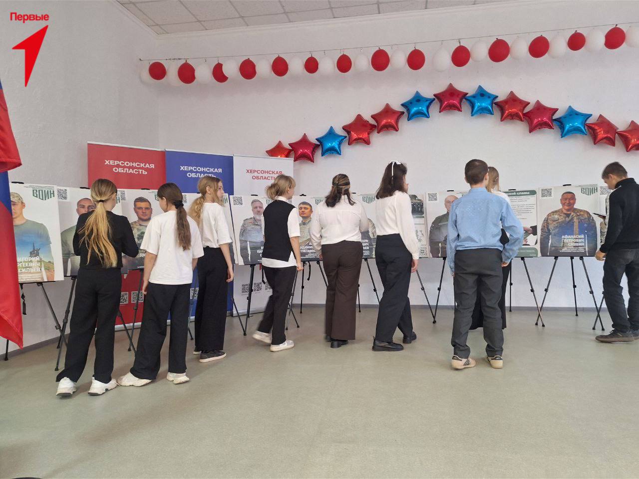 Первые Чаплинской школы № 1 посетили мобильную выставку «Зал воинской славы» Первые Чаплинской школы № 1 посетили мобильную выставку «Зал воинской славы»