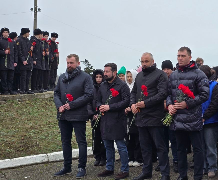 Рамиль Замалетдинов: В День Героя Отечества вместе с коллегами-депутатами областного парламента и представителями Правительства Херсонской области приняли участие в торжественном митинге в селе Геническая Горка у мемориала... Рамиль Замалетдинов: В День Героя Отечества вместе с коллегами-депутатами областного парламента и представителями Правительства Херсонской области приняли участие в торжественном митинге в селе Геническая Горка у мемориала...