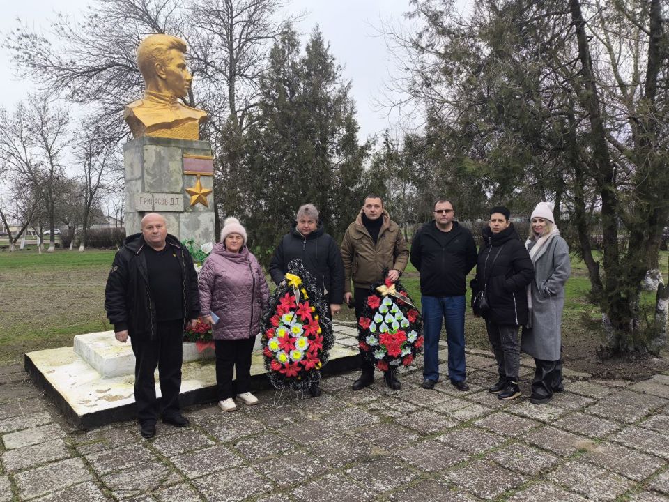9 декабря, в День Героев Отечества, в Парке-мемориале «Воинской Славы» с.Рубановка прошла торжественная церемония возложения венков к памятнику «Памяти павших, во имя живых!», посвященному погибшим в зоне СВО, а также к... 9 декабря, в День Героев Отечества, в Парке-мемориале «Воинской Славы» с.Рубановка прошла торжественная церемония возложения венков к памятнику «Памяти павших, во имя живых!», посвященному погибшим в зоне СВО, а также к...