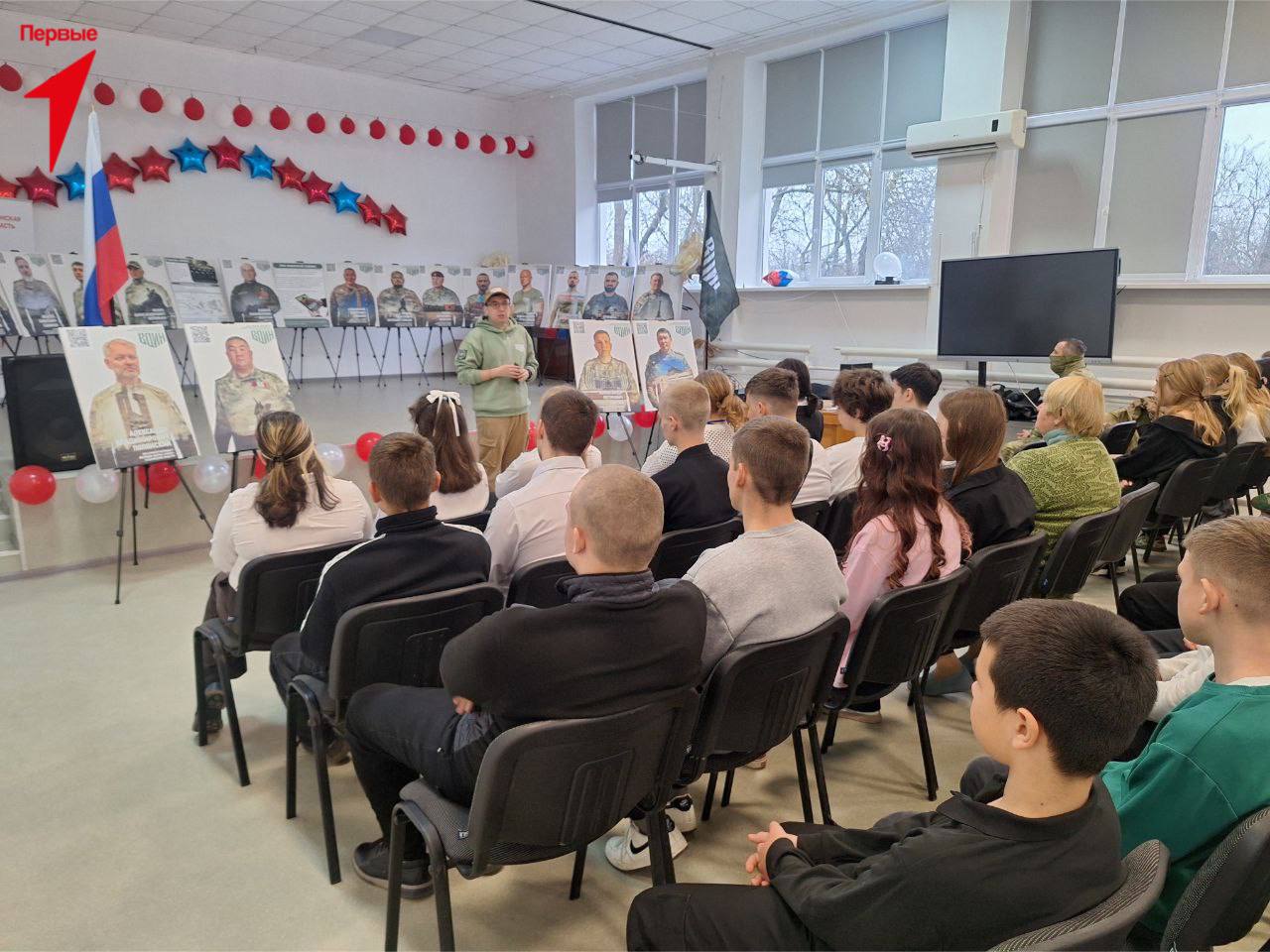 Первые Чаплинской школы № 1 посетили мобильную выставку «Зал воинской славы» Первые Чаплинской школы № 1 посетили мобильную выставку «Зал воинской славы»