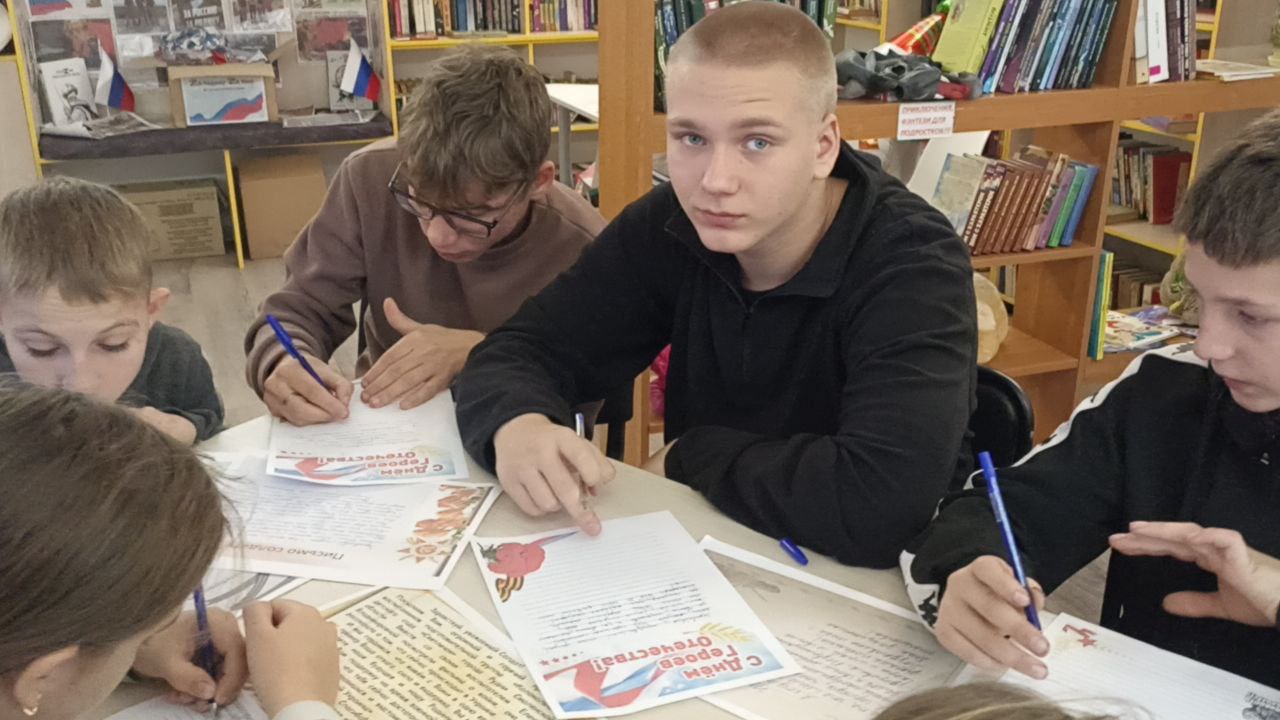 Ко Дню Героев Отечества Любимовская библиотека провела акции "Письмо солдату" и "Подарок в окоп" Ко Дню Героев Отечества Любимовская библиотека провела акции "Письмо солдату" и "Подарок в окоп"