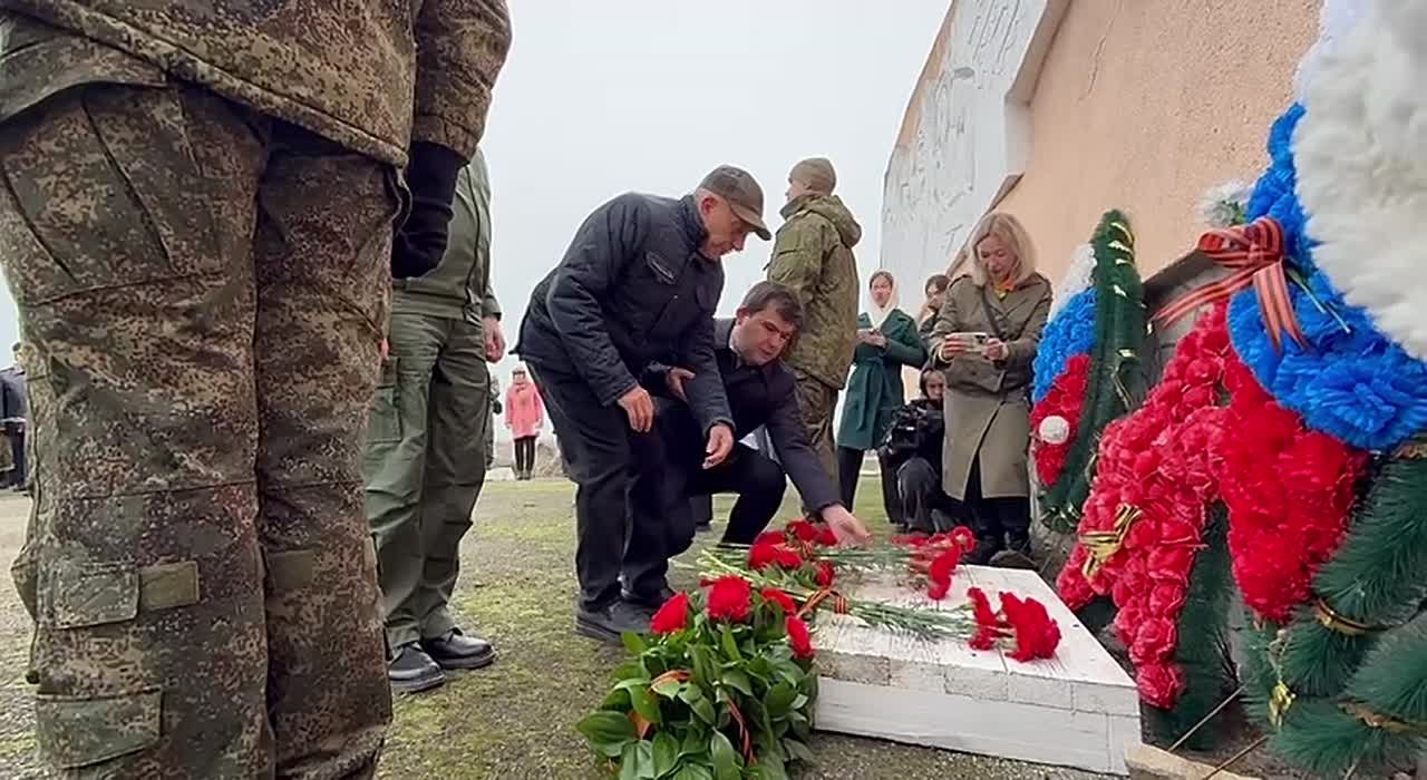 В Геническом округе у монумента морякам-артиллеристам 127-й батареи Черноморского флота прошла церемония возложения цветов, приуроченная ко Дню Героев Отечества