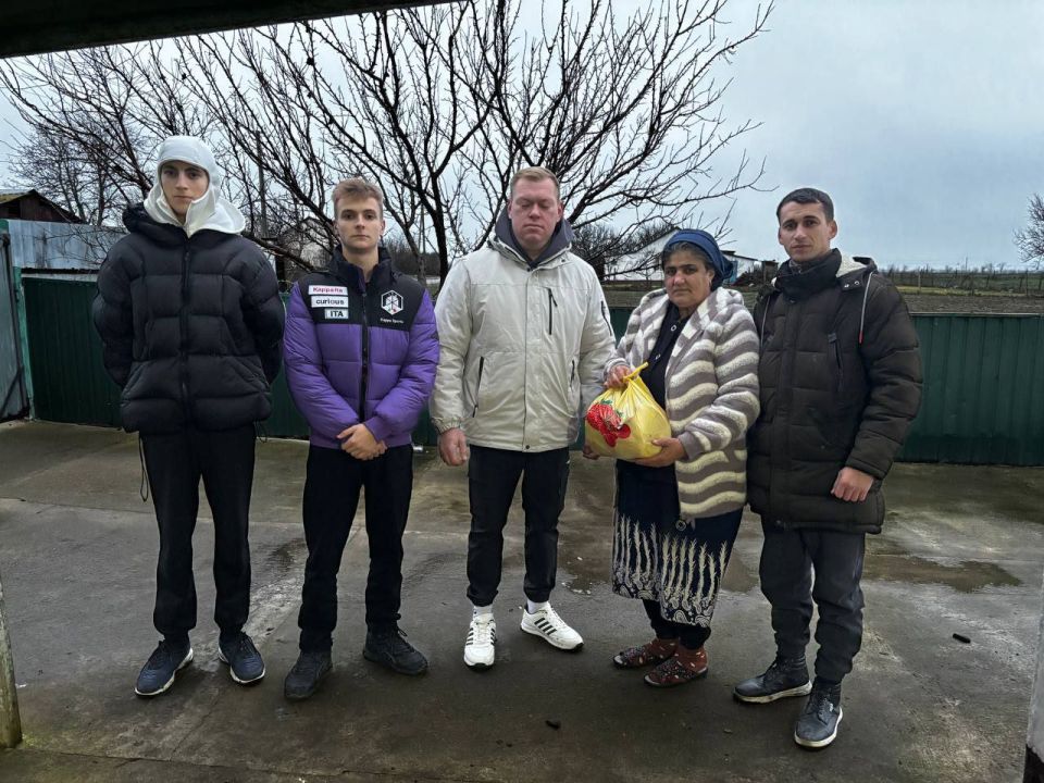 Участники военно-патриотического клуба "ПАТРИОТ" села Павловка Чаплинского района раздали гуманитарную помощь жителям села Участники военно-патриотического клуба "ПАТРИОТ" села Павловка Чаплинского района раздали гуманитарную помощь жителям села