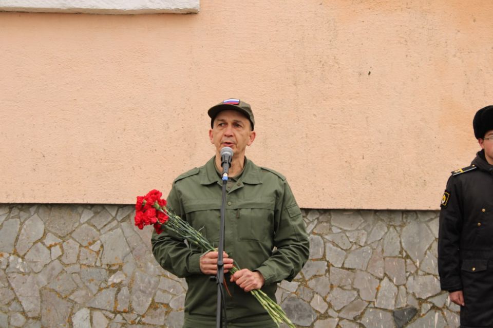 В День Героев Отечества депутаты и активисты «Единой России» присоединились к церемонии возложения цветов у памятника защитникам Арабатской стрелки в Херсонской области В День Героев Отечества депутаты и активисты «Единой России» присоединились к церемонии возложения цветов у памятника защитникам Арабатской стрелки в Херсонской области