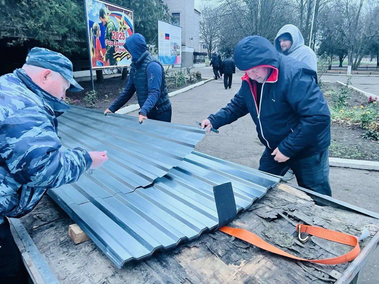 Шефы из Краснодарского края доставили кровельные материалы для подшефной школы
