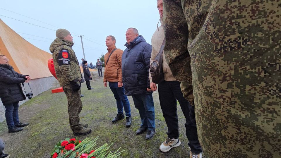 Первый секретарь Херсонского регионального отделения КПРФ Рамиль Замалетдинов вместе с секретарями областного комитета Сергеем Безпятовым и Николаем Юрчуком приняли участие в торжественном митинге в селе Геническая Горка у... Первый секретарь Херсонского регионального отделения КПРФ Рамиль Замалетдинов вместе с секретарями областного комитета Сергеем Безпятовым и Николаем Юрчуком приняли участие в торжественном митинге в селе Геническая Горка у...