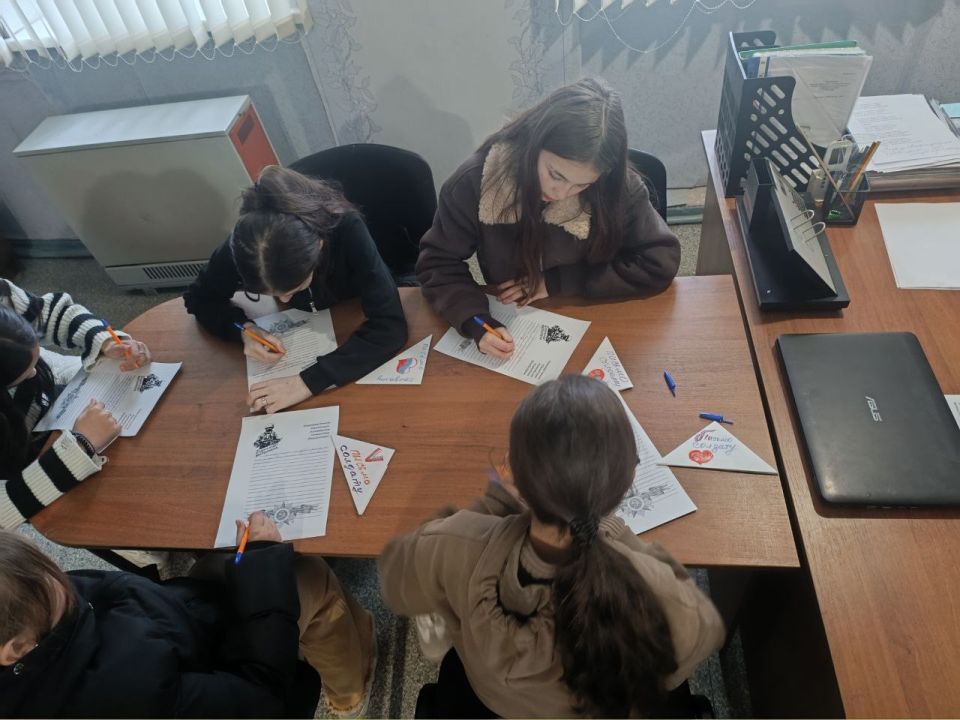 В селе Вольное состоялась патриотическая акция «Письмо солдату», в ходе которой дети писали письма с целью поддержать военнослужащих В селе Вольное состоялась патриотическая акция «Письмо солдату», в ходе которой дети писали письма с целью поддержать военнослужащих