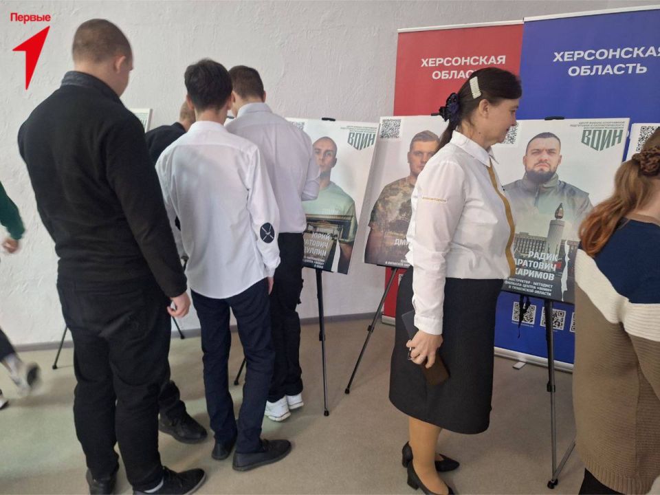 Первые Чаплинской школы № 1 посетили мобильную выставку «Зал воинской славы» Первые Чаплинской школы № 1 посетили мобильную выставку «Зал воинской славы»