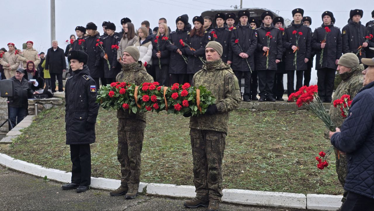 Рамиль Замалетдинов: В День Героя Отечества вместе с коллегами-депутатами областного парламента и представителями Правительства Херсонской области приняли участие в торжественном митинге в селе Геническая Горка у мемориала... Рамиль Замалетдинов: В День Героя Отечества вместе с коллегами-депутатами областного парламента и представителями Правительства Херсонской области приняли участие в торжественном митинге в селе Геническая Горка у мемориала...