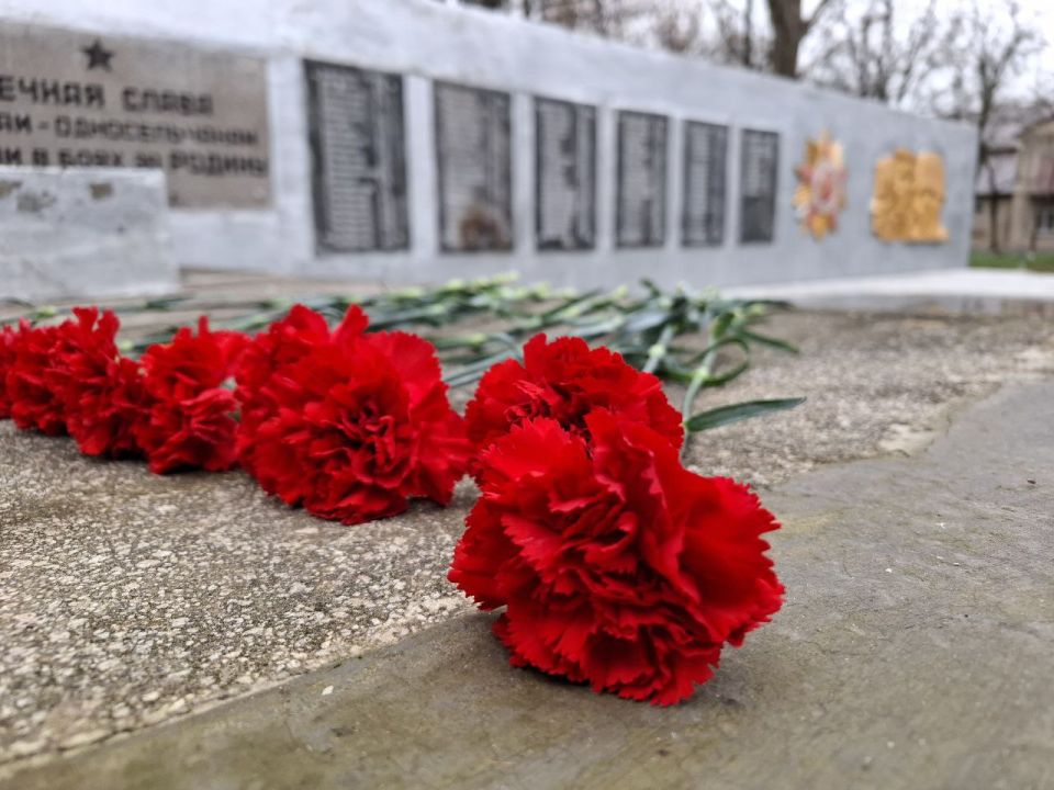 Члены первичного отделения № 296 партии «Единая Россия» высадили деревья памяти в День Героев Отечества и почтили память героев-земляков! Члены первичного отделения № 296 партии «Единая Россия» высадили деревья памяти в День Героев Отечества и почтили память героев-земляков!