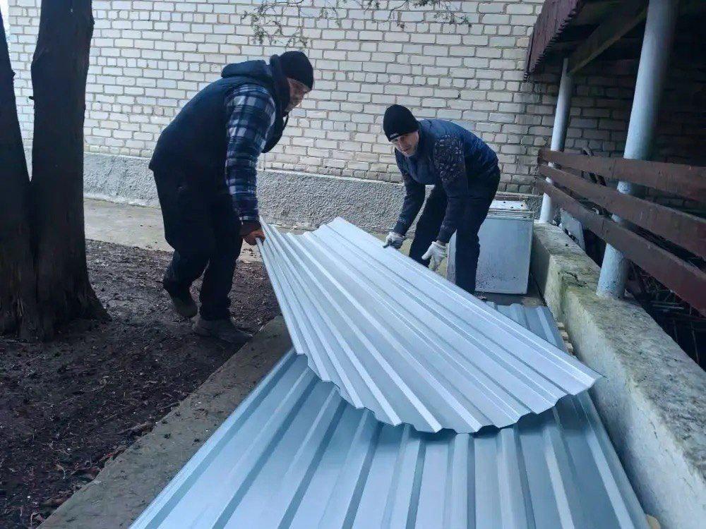 Шефы из Краснодарского края доставили кровельные материалы для подшефной школы Шефы из Краснодарского края доставили кровельные материалы для подшефной школы