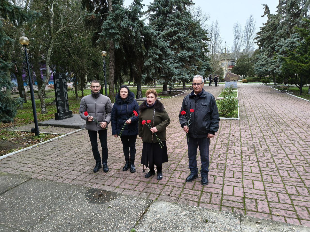 Первый секретарь Херсонского регионального отделения КПРФ Рамиль Замалетдинов вместе с секретарями областного комитета Сергеем Безпятовым и Николаем Юрчуком приняли участие в торжественном митинге в селе Геническая Горка у... Первый секретарь Херсонского регионального отделения КПРФ Рамиль Замалетдинов вместе с секретарями областного комитета Сергеем Безпятовым и Николаем Юрчуком приняли участие в торжественном митинге в селе Геническая Горка у...