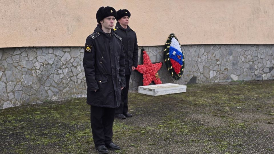 Первый секретарь Херсонского регионального отделения КПРФ Рамиль Замалетдинов вместе с секретарями областного комитета Сергеем Безпятовым и Николаем Юрчуком приняли участие в торжественном митинге в селе Геническая Горка у... Первый секретарь Херсонского регионального отделения КПРФ Рамиль Замалетдинов вместе с секретарями областного комитета Сергеем Безпятовым и Николаем Юрчуком приняли участие в торжественном митинге в селе Геническая Горка у...