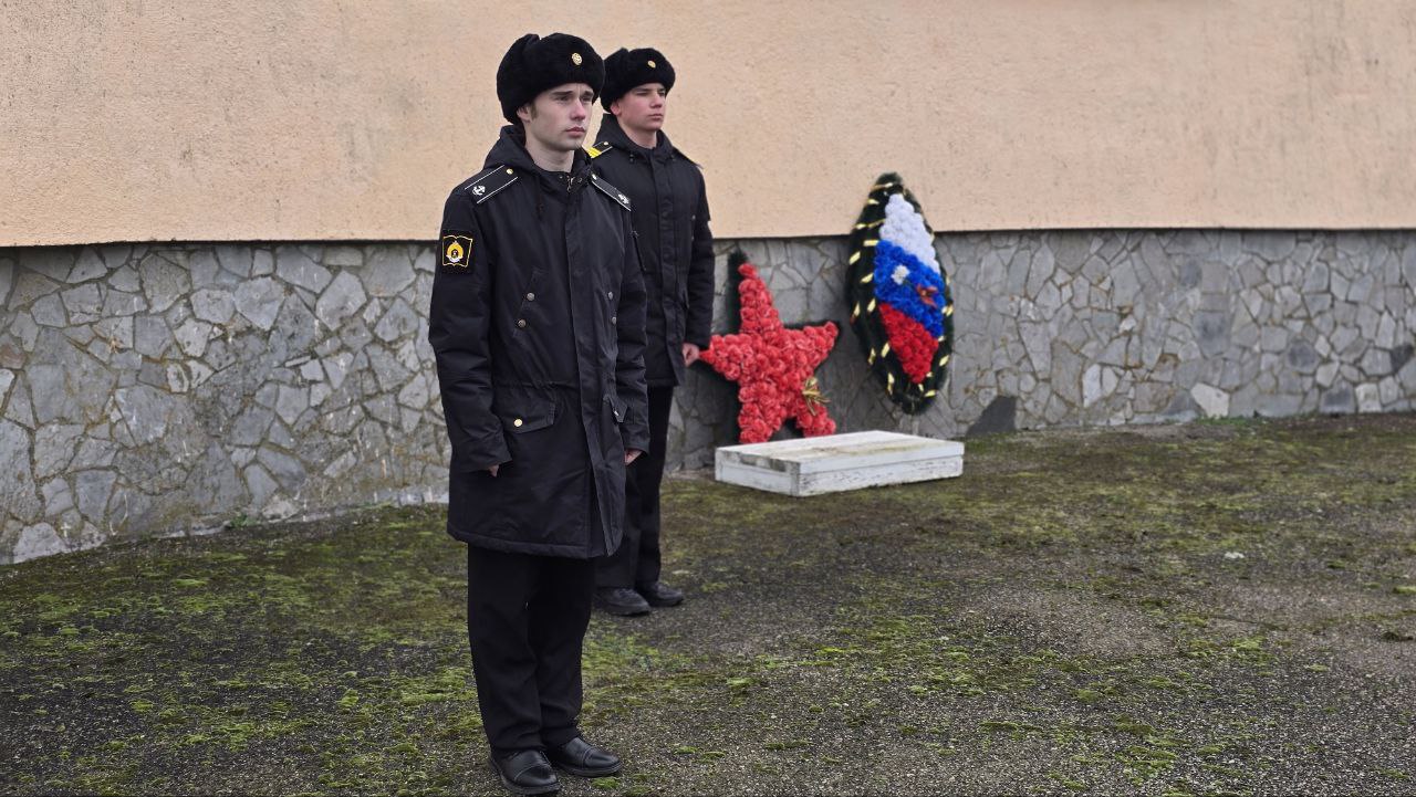 Первый секретарь Херсонского регионального отделения КПРФ Рамиль Замалетдинов вместе с секретарями областного комитета Сергеем Безпятовым и Николаем Юрчуком приняли участие в торжественном митинге в селе Геническая Горка у... Первый секретарь Херсонского регионального отделения КПРФ Рамиль Замалетдинов вместе с секретарями областного комитета Сергеем Безпятовым и Николаем Юрчуком приняли участие в торжественном митинге в селе Геническая Горка у...