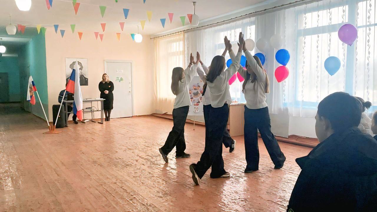 9 декабря в Новодмитровской школе прошло торжественное мероприятие, посвященное Дню Героев Отечества и закрытию Года Защитника Отечества 9 декабря в Новодмитровской школе прошло торжественное мероприятие, посвященное Дню Героев Отечества и закрытию Года Защитника Отечества