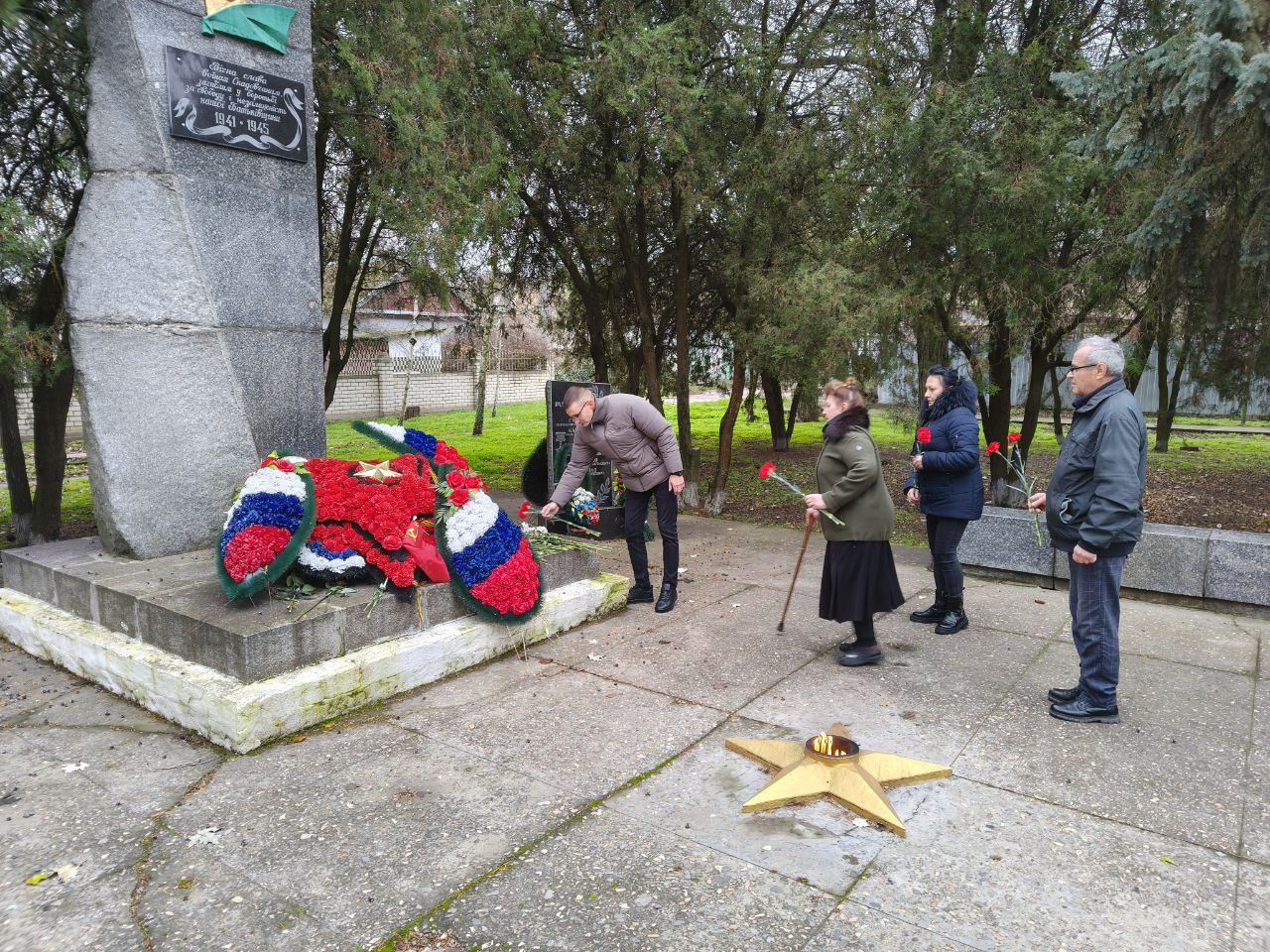 Первый секретарь Херсонского регионального отделения КПРФ Рамиль Замалетдинов вместе с секретарями областного комитета Сергеем Безпятовым и Николаем Юрчуком приняли участие в торжественном митинге в селе Геническая Горка у... Первый секретарь Херсонского регионального отделения КПРФ Рамиль Замалетдинов вместе с секретарями областного комитета Сергеем Безпятовым и Николаем Юрчуком приняли участие в торжественном митинге в селе Геническая Горка у...