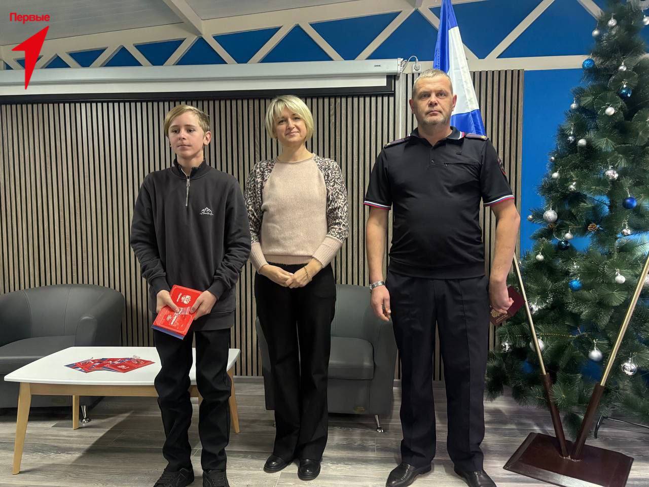 Первым Голопристанского округа вручили паспорт гражданина РФ Первым Голопристанского округа вручили паспорт гражданина РФ