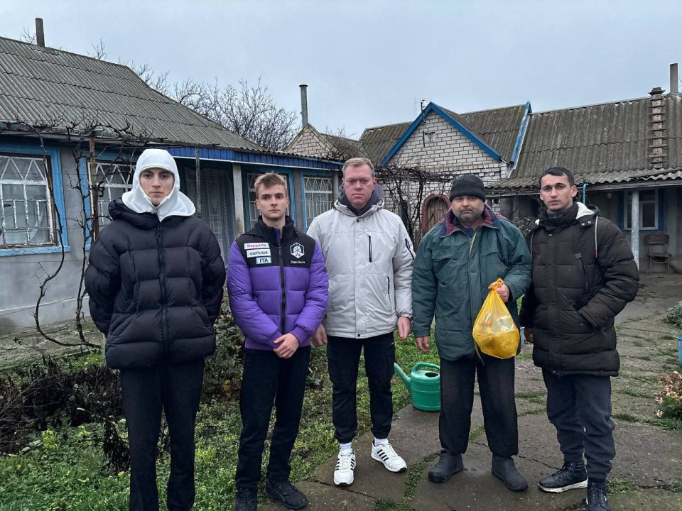 Участники военно-патриотического клуба "ПАТРИОТ" села Павловка Чаплинского района раздали гуманитарную помощь жителям села Участники военно-патриотического клуба "ПАТРИОТ" села Павловка Чаплинского района раздали гуманитарную помощь жителям села