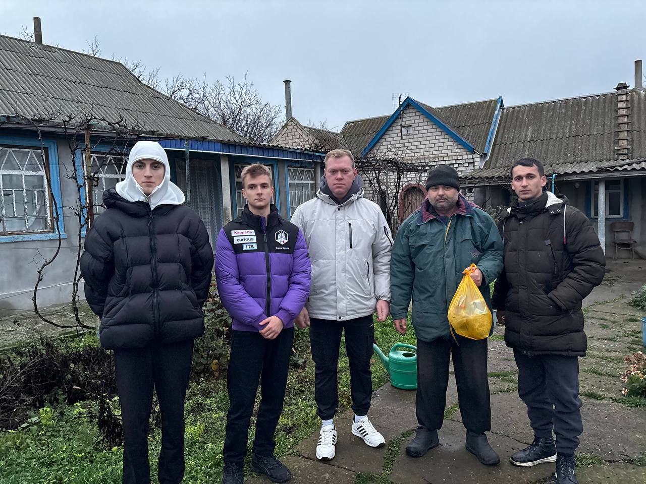 Участники военно-патриотического клуба "ПАТРИОТ" села Павловка Чаплинского района раздали гуманитарную помощь жителям села Участники военно-патриотического клуба "ПАТРИОТ" села Павловка Чаплинского района раздали гуманитарную помощь жителям села