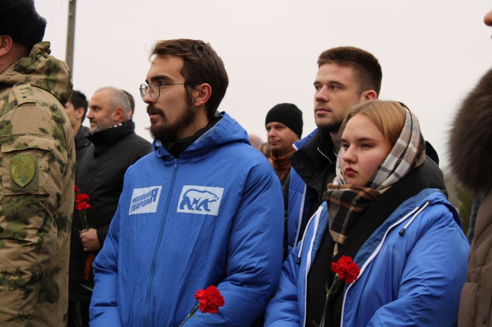 В День Героев Отечества депутаты и активисты «Единой России» присоединились к церемонии возложения цветов у памятника защитникам Арабатской стрелки в Херсонской области В День Героев Отечества депутаты и активисты «Единой России» присоединились к церемонии возложения цветов у памятника защитникам Арабатской стрелки в Херсонской области