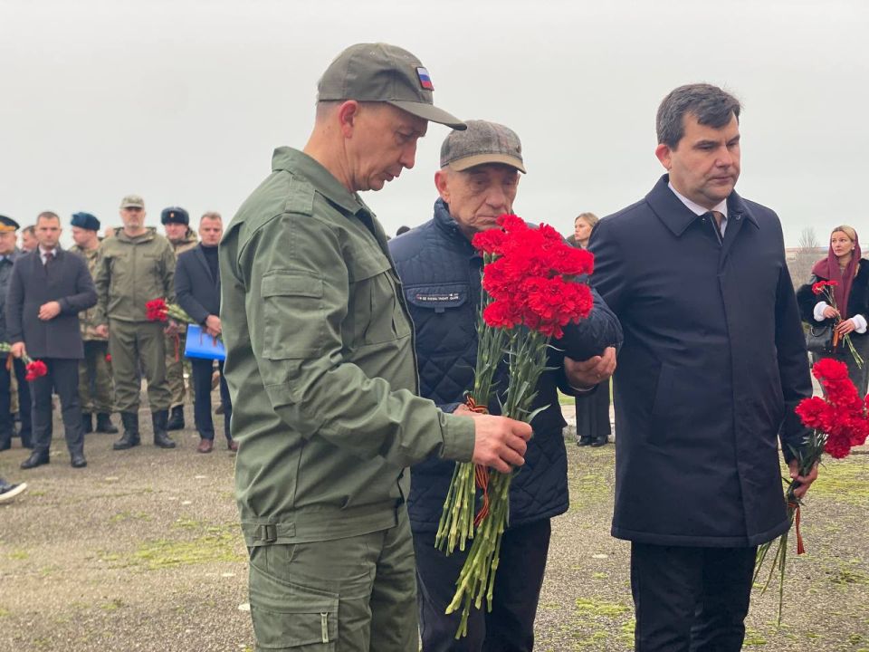 В День Героев Отечества депутаты и активисты «Единой России» присоединились к церемонии возложения цветов у памятника защитникам Арабатской стрелки в Херсонской области В День Героев Отечества депутаты и активисты «Единой России» присоединились к церемонии возложения цветов у памятника защитникам Арабатской стрелки в Херсонской области