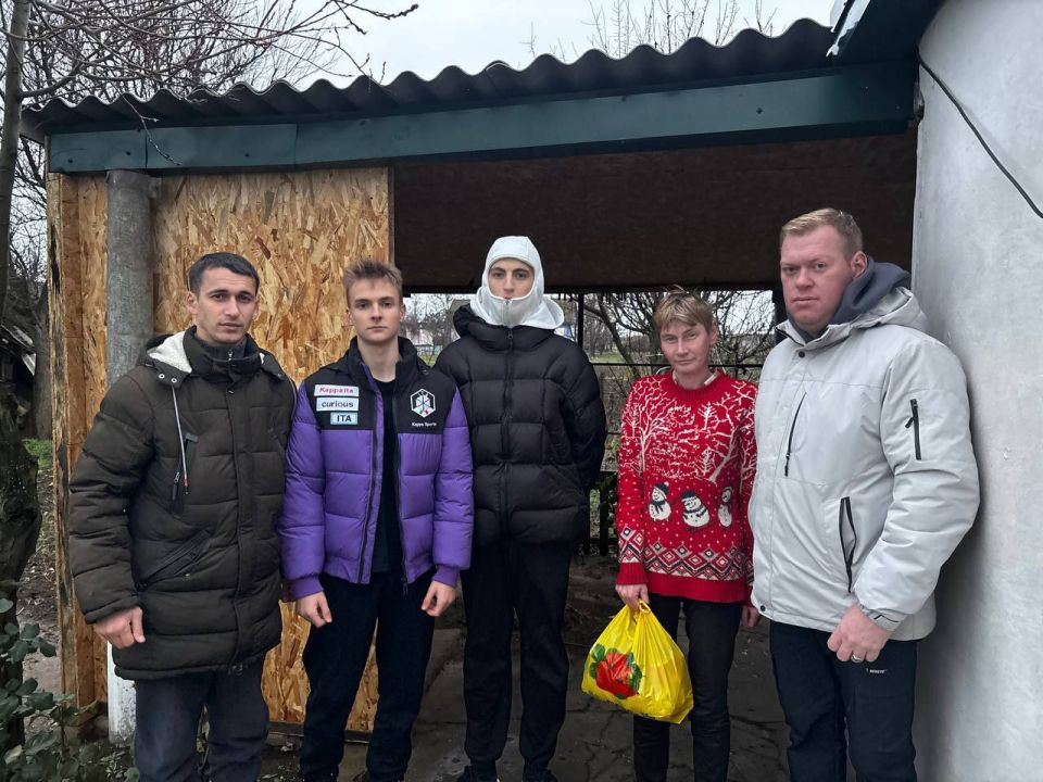 Участники военно-патриотического клуба "ПАТРИОТ" села Павловка Чаплинского района раздали гуманитарную помощь жителям села Участники военно-патриотического клуба "ПАТРИОТ" села Павловка Чаплинского района раздали гуманитарную помощь жителям села