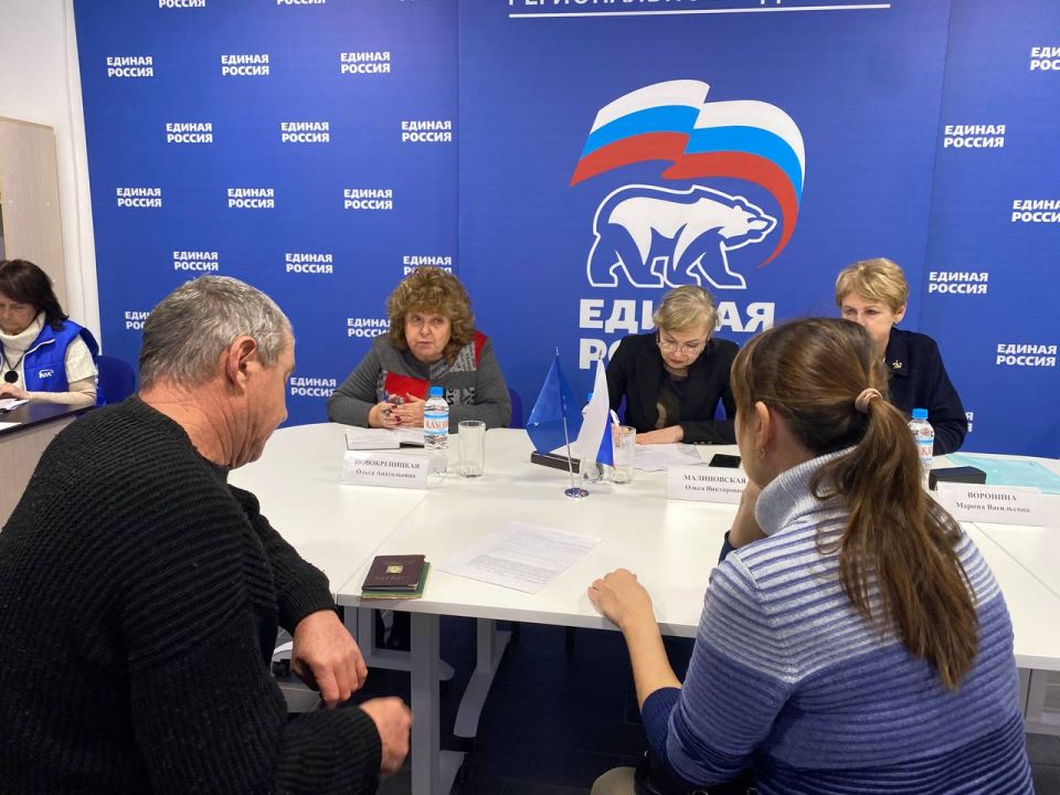 На приеме по вопросам трудовых отношений и социальной политики в ходе декады приемов граждан "Единой России" обсудили помощь маломобильным и многодетным На приеме по вопросам трудовых отношений и социальной политики в ходе декады приемов граждан "Единой России" обсудили помощь маломобильным и многодетным