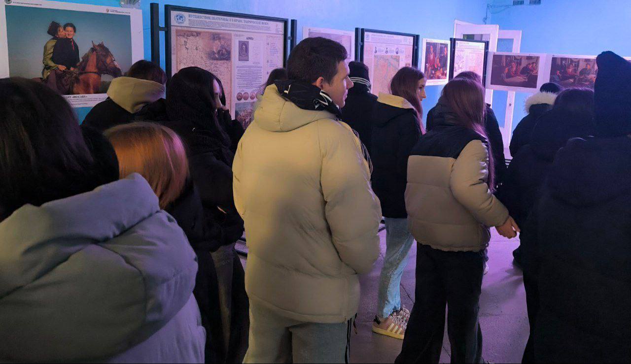 10 декабря 2025 года в МКУ "Центр культуры и досуга" прошло открытие выставки Русского географического общества ко Дню Конституции Российской Федерации 10 декабря 2025 года в МКУ "Центр культуры и досуга" прошло открытие выставки Русского географического общества ко Дню Конституции Российской Федерации