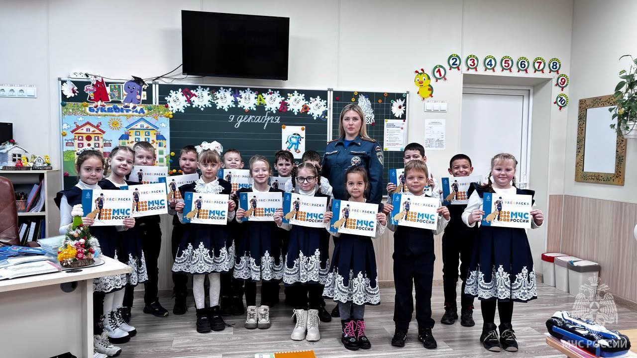 В мире огнеборцев. Открытый урок для первоклассников провели сотрудники МЧС России в Генической школе №3. За время, проведенное вместе, ребятам удалось: познакомиться с профессией пожарного;