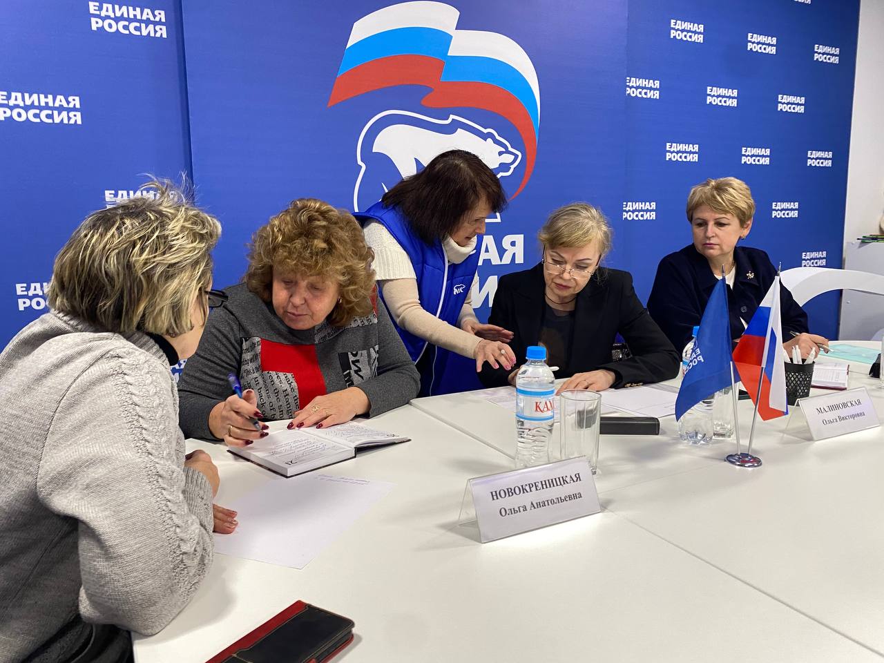 На приеме по вопросам трудовых отношений и социальной политики в ходе декады приемов граждан "Единой России" обсудили помощь маломобильным и многодетным На приеме по вопросам трудовых отношений и социальной политики в ходе декады приемов граждан "Единой России" обсудили помощь маломобильным и многодетным