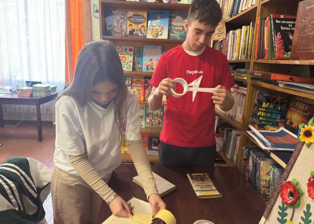 Добро Первых. Активисты Движения Первых Асканийской школы Чаплинского округа собрались вместе в школьной библиотеке, чтобы отреставрировать старые книги Добро Первых. Активисты Движения Первых Асканийской школы Чаплинского округа собрались вместе в школьной библиотеке, чтобы отреставрировать старые книги