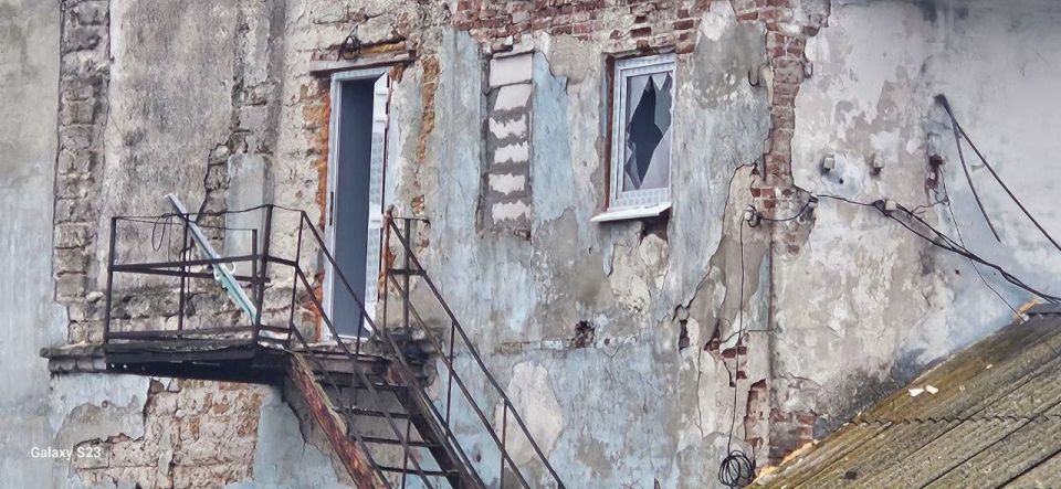 Коммунальные службы Геническа оперативно ликвидируют последствия атаки БПЛА Коммунальные службы Геническа оперативно ликвидируют последствия атаки БПЛА