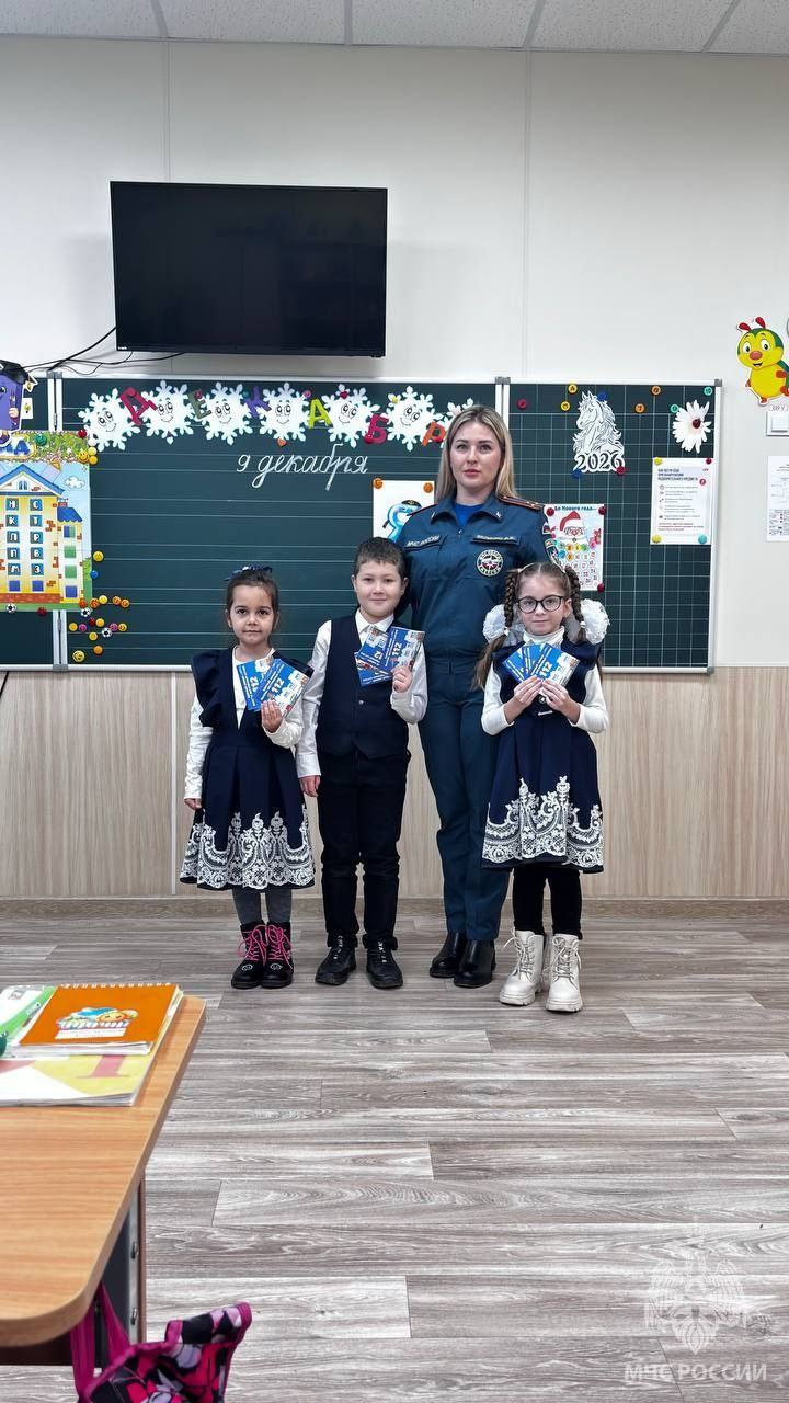 В мире огнеборцев. Открытый урок для первоклассников провели сотрудники МЧС России в Генической школе №3. За время, проведенное вместе, ребятам удалось: познакомиться с профессией пожарного; В мире огнеборцев. Открытый урок для первоклассников провели сотрудники МЧС России в Генической школе №3. За время, проведенное вместе, ребятам удалось: познакомиться с профессией пожарного;