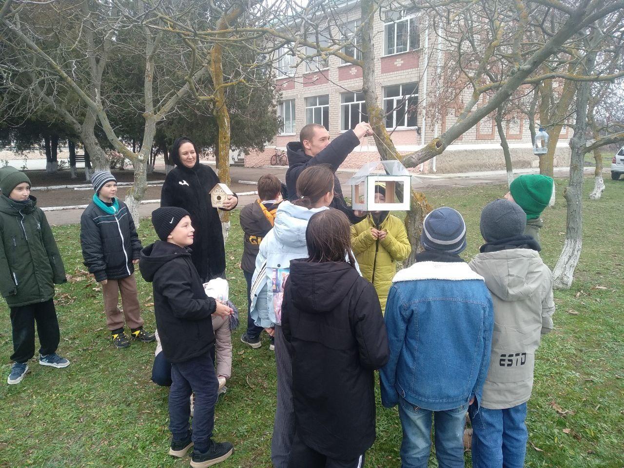 В Лазурненской школе прошла экологическая акция «Помощь птицам» В Лазурненской школе прошла экологическая акция «Помощь птицам»