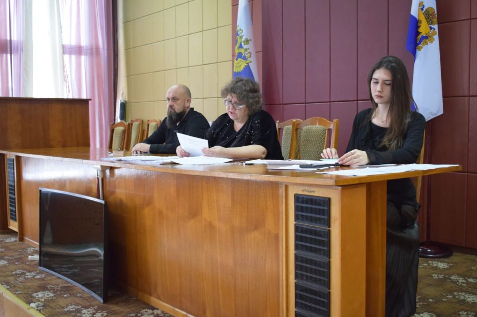 Сегодня в администрации Новотроицкого МО состоялось очередное заседание КДН и ЗП. На повестку дня вынесено 9 вопросов Сегодня в администрации Новотроицкого МО состоялось очередное заседание КДН и ЗП. На повестку дня вынесено 9 вопросов