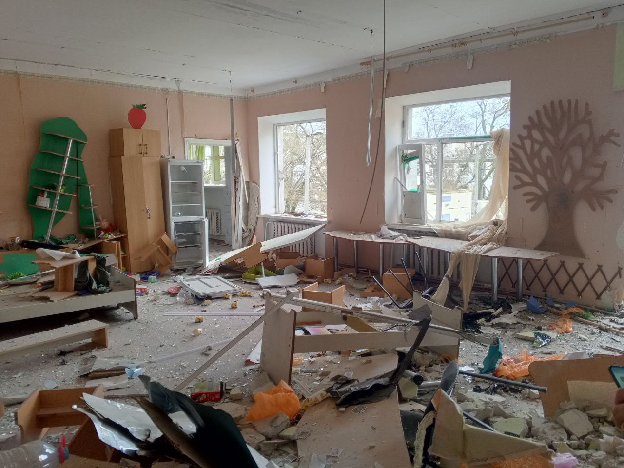 ВСУ нанесли удар по детскому саду «Искорка» в Каховке — администрация сообщает, что жертв нет ВСУ нанесли удар по детскому саду «Искорка» в Каховке — администрация сообщает, что жертв нет