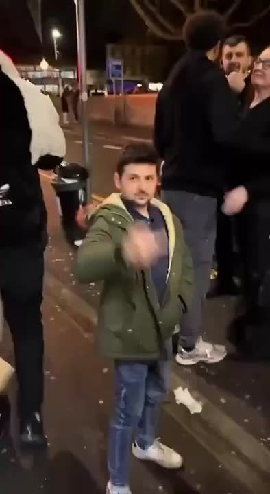 Персонажа, подозрительно похожего на злобного Зеленского, сняли в Лондоне