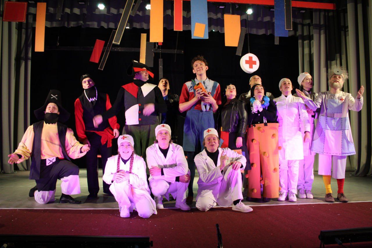 Встреча с добром и приключениями: "Айболит и Бармалей" покорили сцену Новотроицкого Дома культуры
