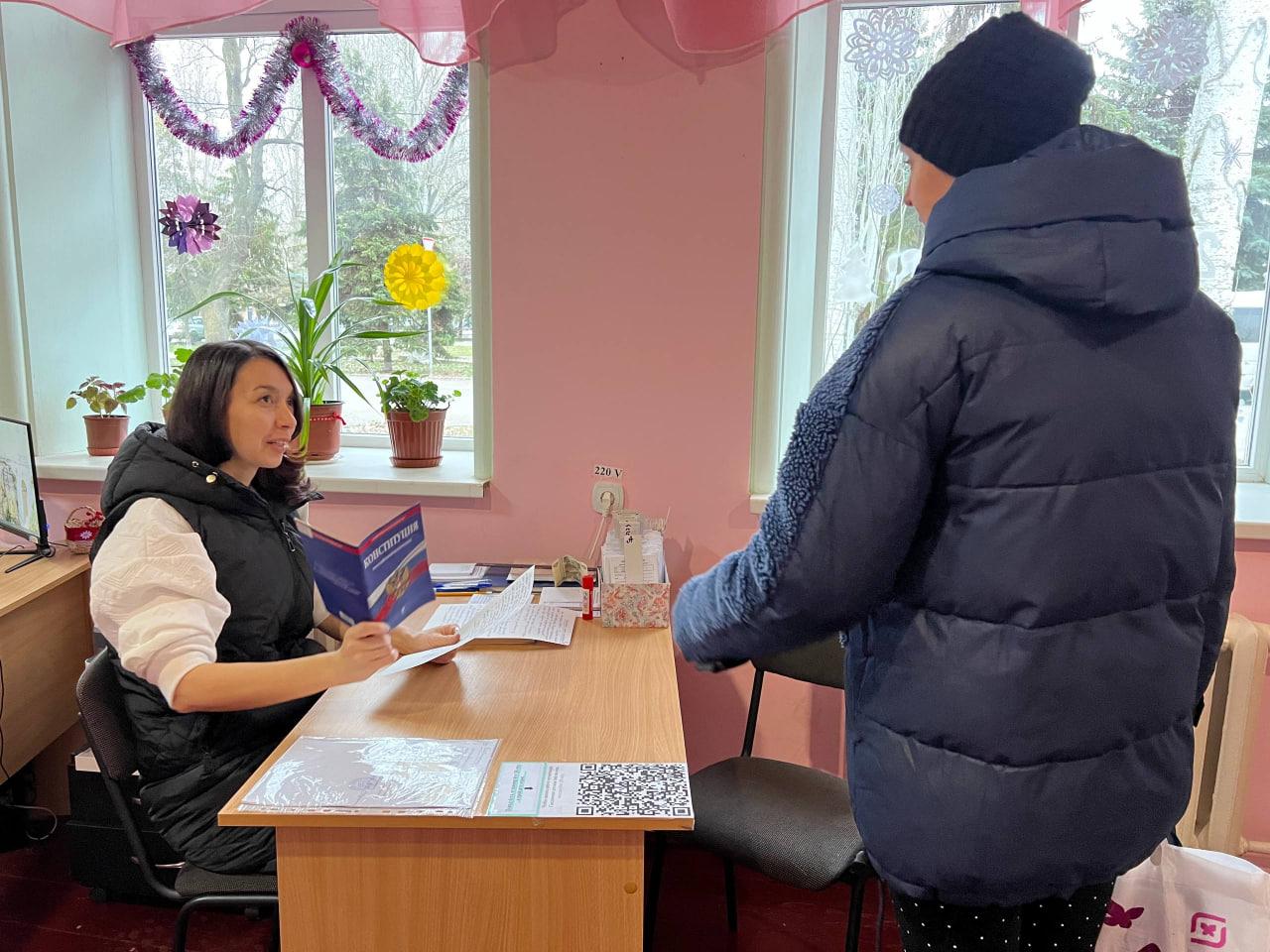 В библиотеках Скадовского округа проходят мероприятия ко Дню Конституции Российской Федерации В библиотеках Скадовского округа проходят мероприятия ко Дню Конституции Российской Федерации