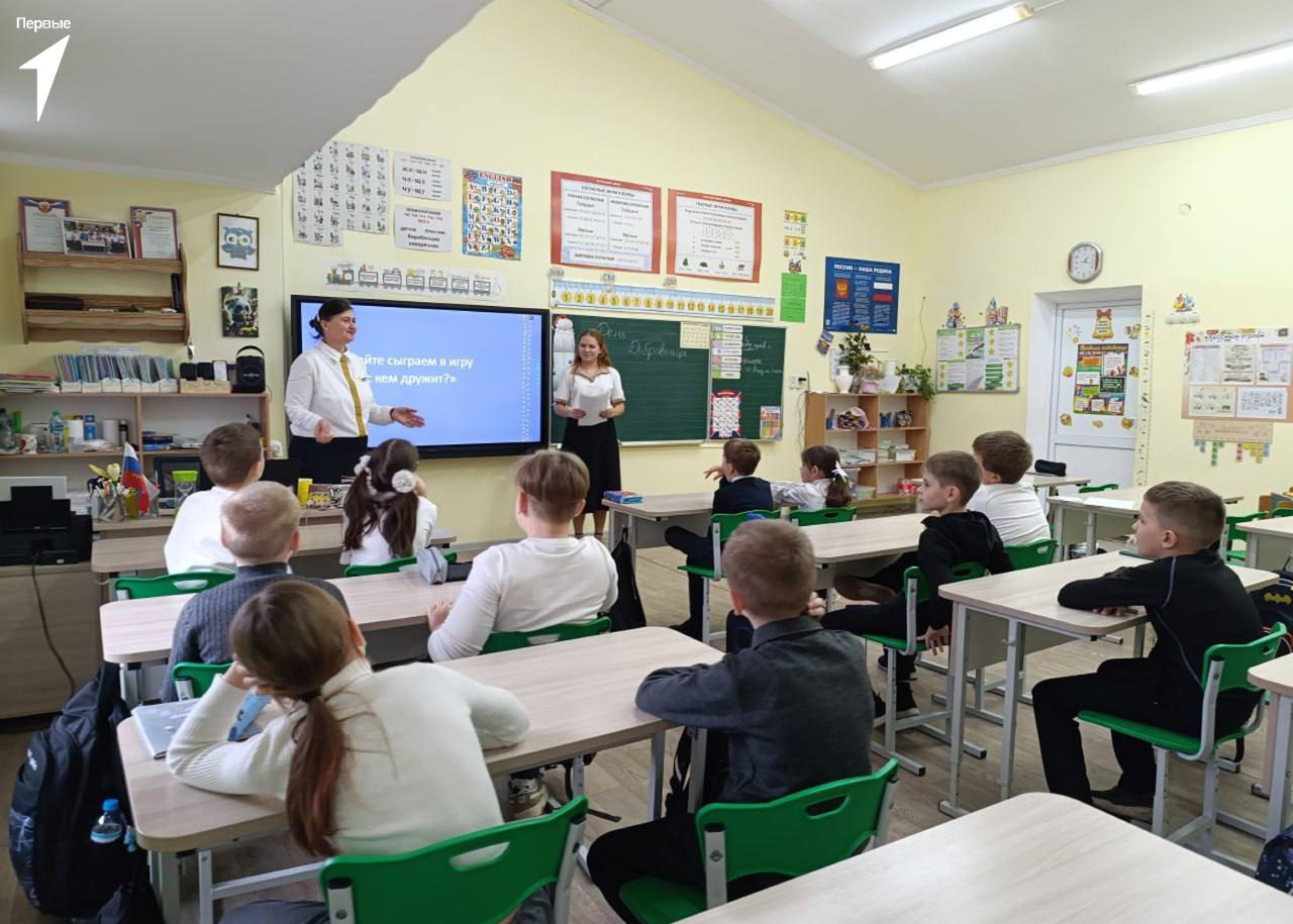 Первые Чаплинской школы № 1 рассказали младшеклассникам о космосе Первые Чаплинской школы № 1 рассказали младшеклассникам о космосе