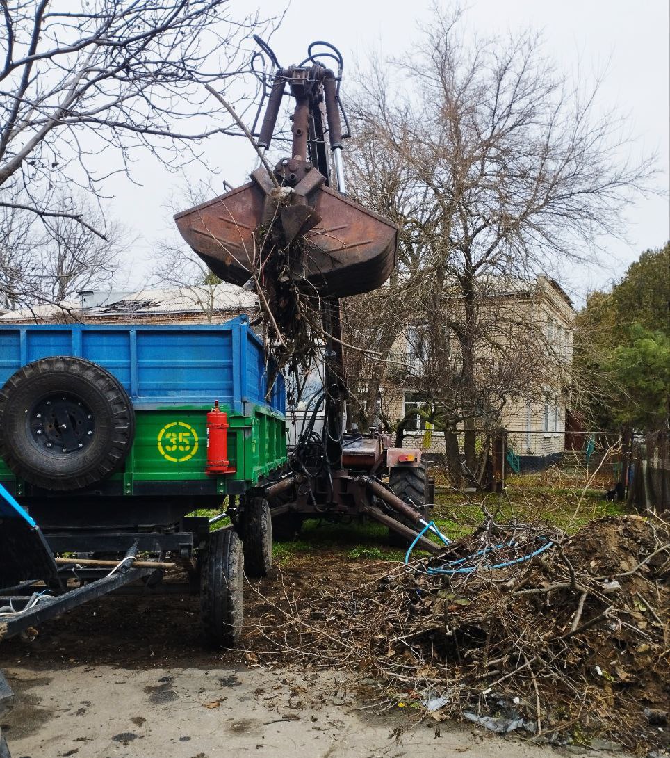 Коммунальные работники Каховки каждое утро выходят на улицы, чтобы поддерживать чистоту и благоустройство города Коммунальные работники Каховки каждое утро выходят на улицы, чтобы поддерживать чистоту и благоустройство города