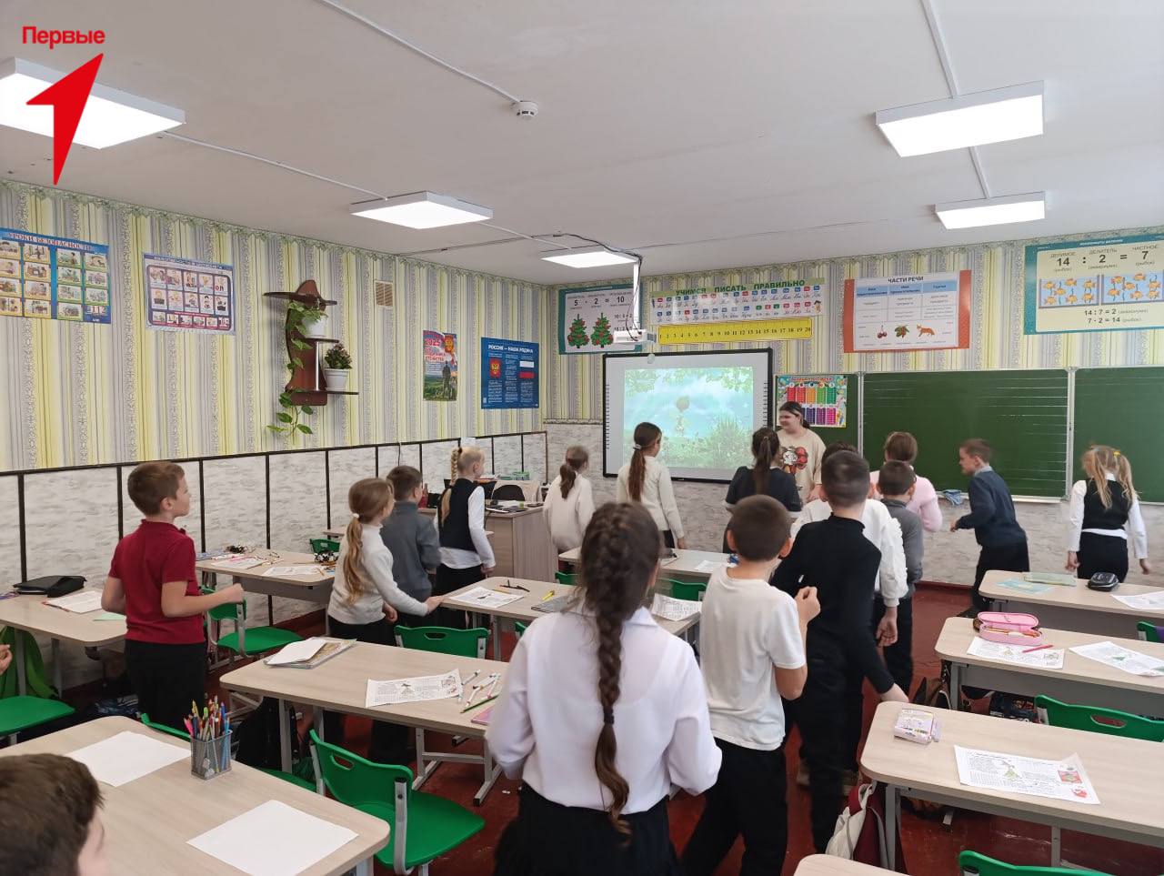 Первые Чаплинской школы № 1 провели оздоровительные физкультминутки для младших школьников Первые Чаплинской школы № 1 провели оздоровительные физкультминутки для младших школьников