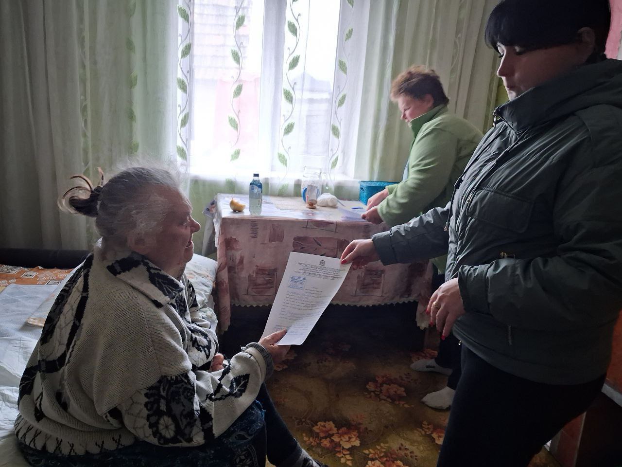 Администрация Чернянского территориального отдела доставила на дом справки о маломобильности для таких жителей