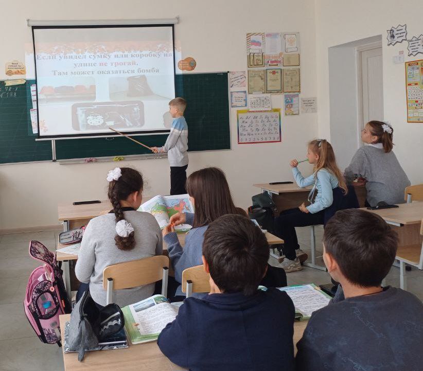 Уроки безопасности в Лазурненской школе Уроки безопасности в Лазурненской школе