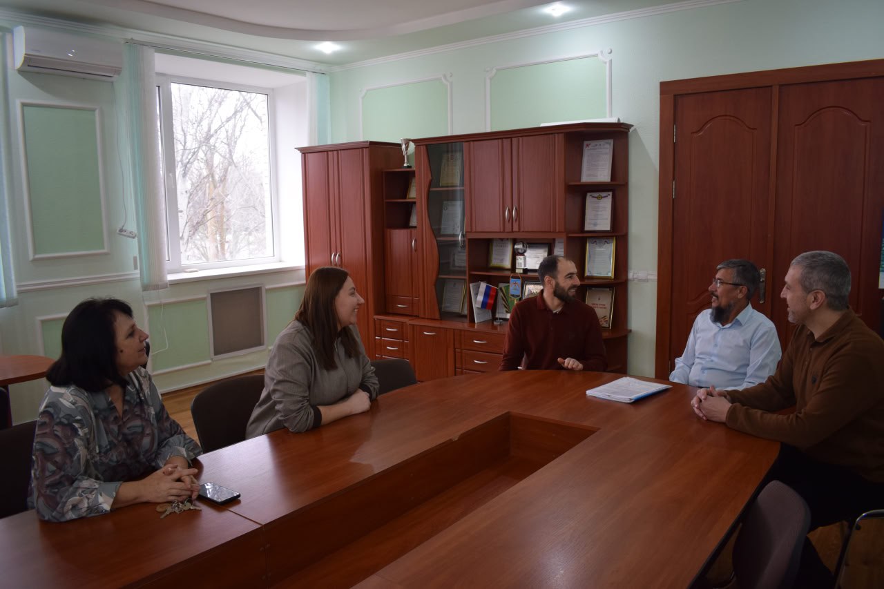 Евгения Кузьменко: Встретилась с представителями мусульманской общины Херсонской области и имамом Новотроицкого муниципального округа Дурсуновым Кубидином Эмирсуиновичем Евгения Кузьменко: Встретилась с представителями мусульманской общины Херсонской области и имамом Новотроицкого муниципального округа Дурсуновым Кубидином Эмирсуиновичем