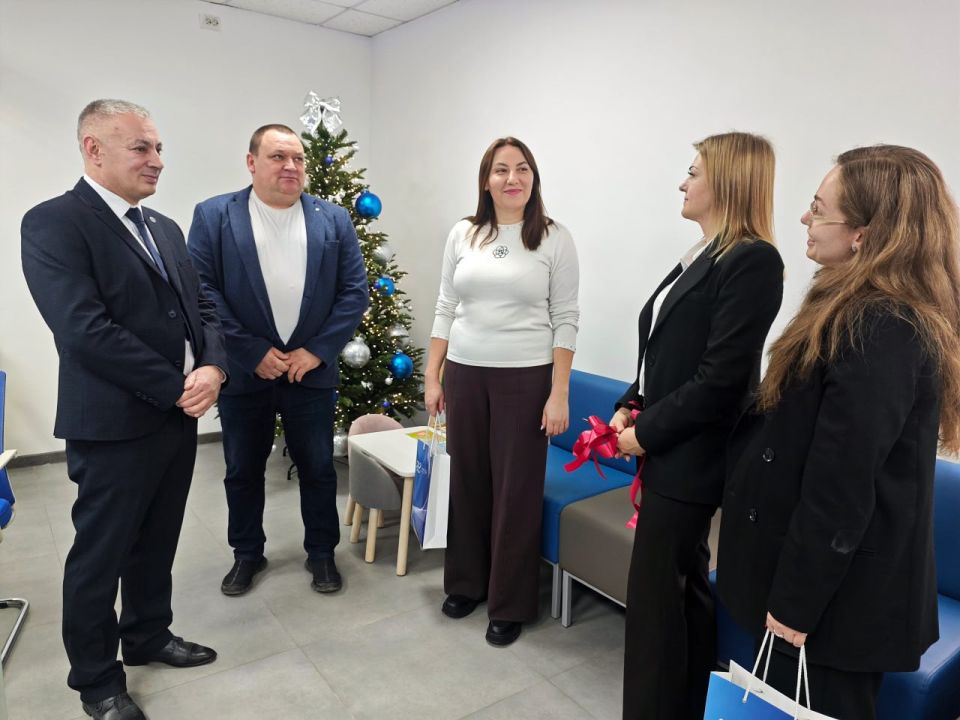 Евгения Кузьменко: Сегодня на территории нашего округа в отделении "Энергосбыт Херсон" открылся обновленный Центр обслуживания клиентов Евгения Кузьменко: Сегодня на территории нашего округа в отделении "Энергосбыт Херсон" открылся обновленный Центр обслуживания клиентов