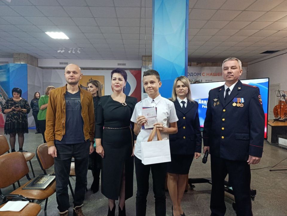 Конституция – основа развития: в Геническе вручили паспорта молодым гражданам Конституция – основа развития: в Геническе вручили паспорта молодым гражданам