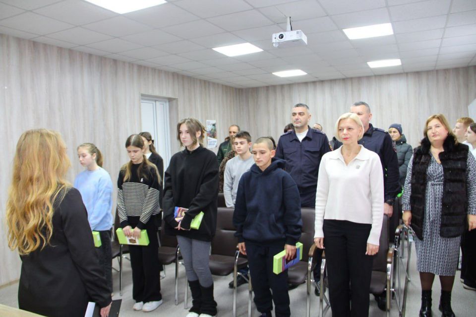 В Чаплинке торжественно вручили паспорта юным гражданам России! В Чаплинке торжественно вручили паспорта юным гражданам России!