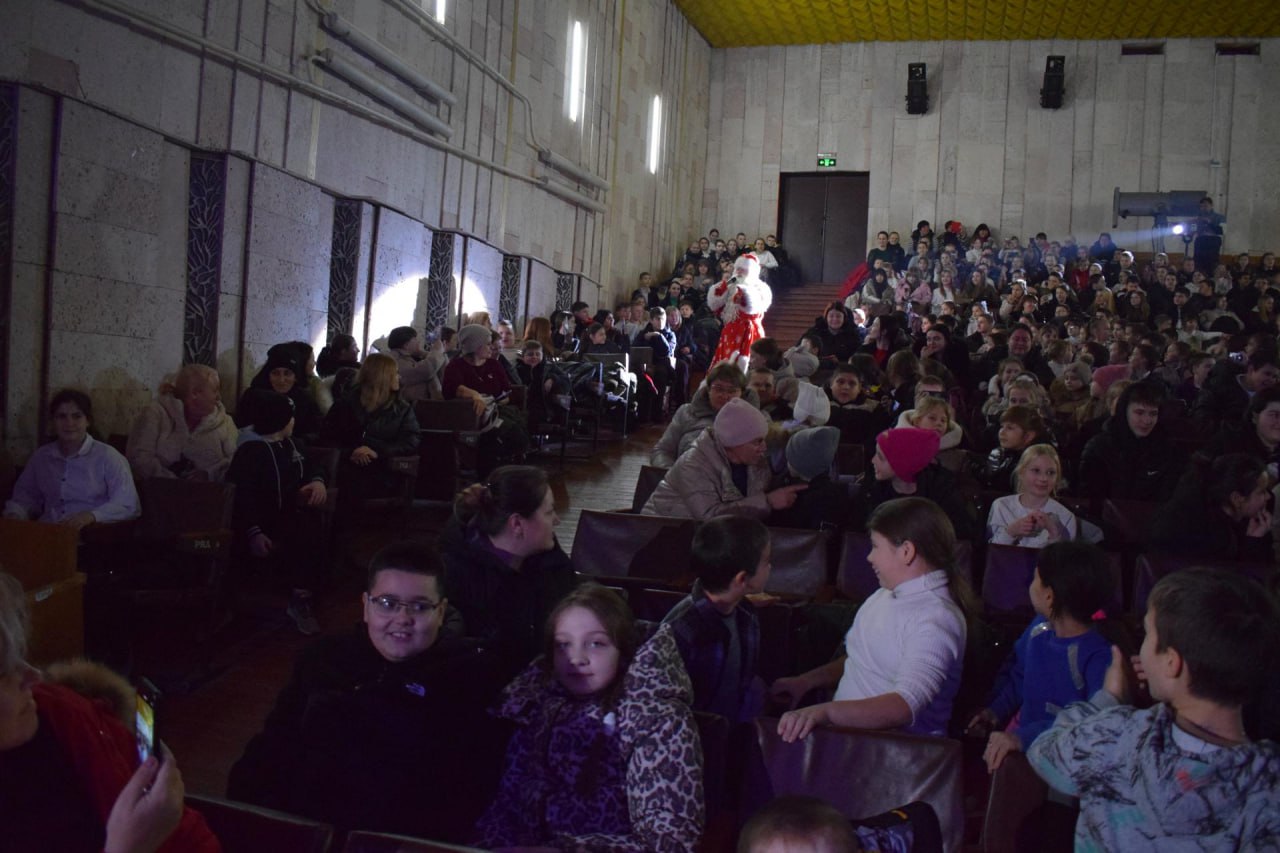 В Новотроицком Центре культуры и досуга прошёл долгожданный спектакль омского ТЮЗа В Новотроицком Центре культуры и досуга прошёл долгожданный спектакль омского ТЮЗа